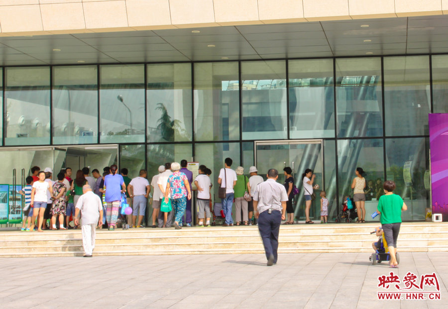 開館時間還沒到，門口已經(jīng)有不少等待的讀者