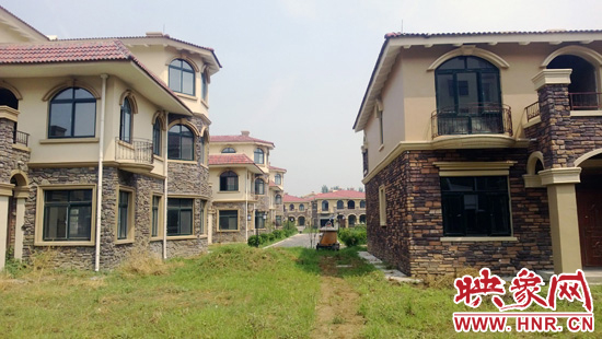 圖為別墅群內(nèi)正在進行最后的鋪路、綠化