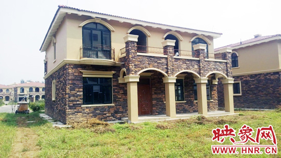 這里的別墅有兩層的，也有三層的，主體、裝修都已經(jīng)完工