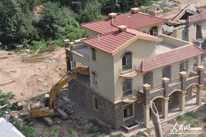 2013年8月18日，在黃河南岸鄭州市惠濟(jì)區(qū)花園口鎮(zhèn)申莊村，違規(guī)修建的別墅正在被拆除。張濤/東方IC