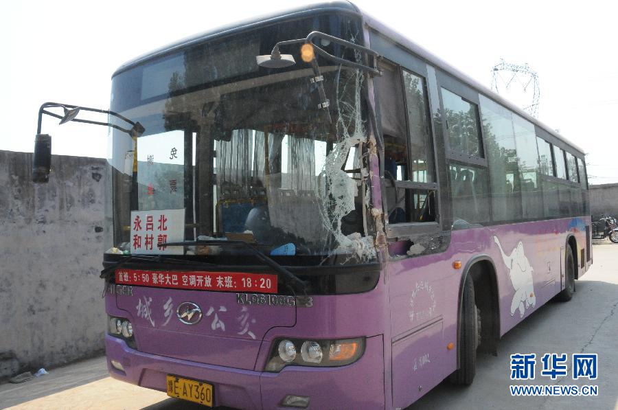 事發(fā)公交車左前方的擋風(fēng)玻璃破了一個(gè)大洞（8月20日攝）。