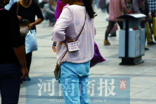 火車站廣場，一女子拿著寫有不同房型價位的卡片在拉客，不少市民抱怨，受過此類“騷擾”