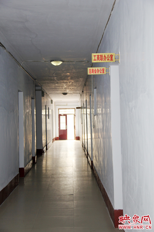 在縣委大院內(nèi),分布著很多機關單位。