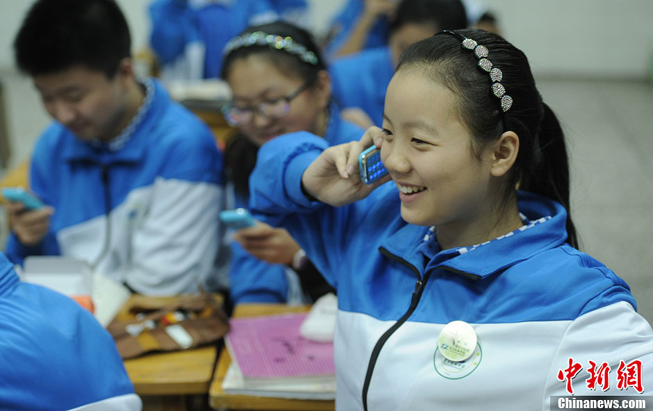 圖為一同學(xué)正在試手機(jī)的通話功能。