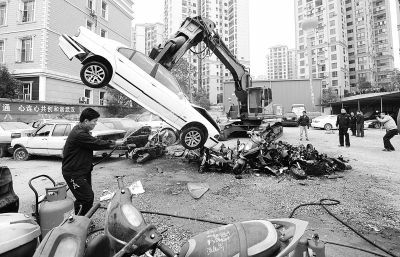 一輛走私寶馬轎車(chē)被銷(xiāo)毀。 記者金振強(qiáng) 攝