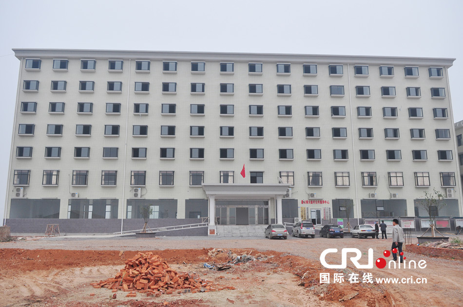 2013年10月21日，長(zhǎng)沙云蓋村欠債千萬(wàn)新建的豪華村部樓。