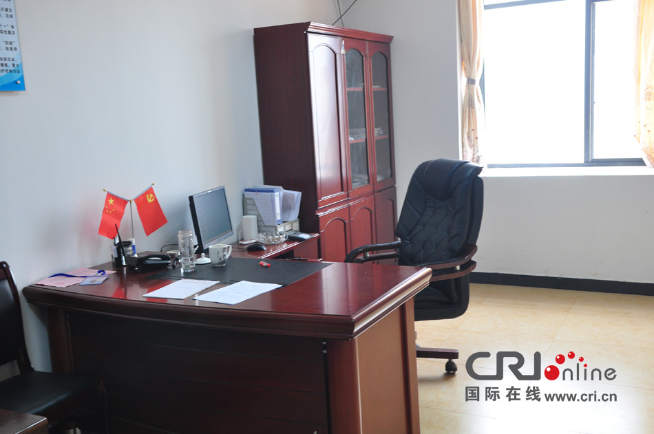 2013年10月21日，長(zhǎng)沙云蓋村欠債千萬(wàn)新建的豪華村部樓。