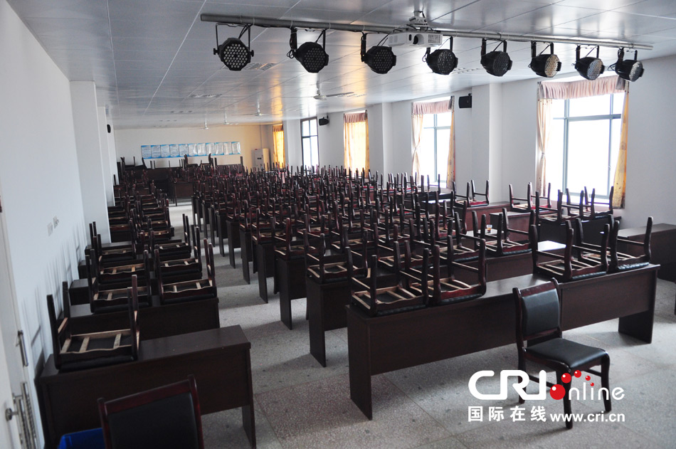 2013年10月21日，長(zhǎng)沙云蓋村欠債千萬(wàn)新建的豪華村部樓。