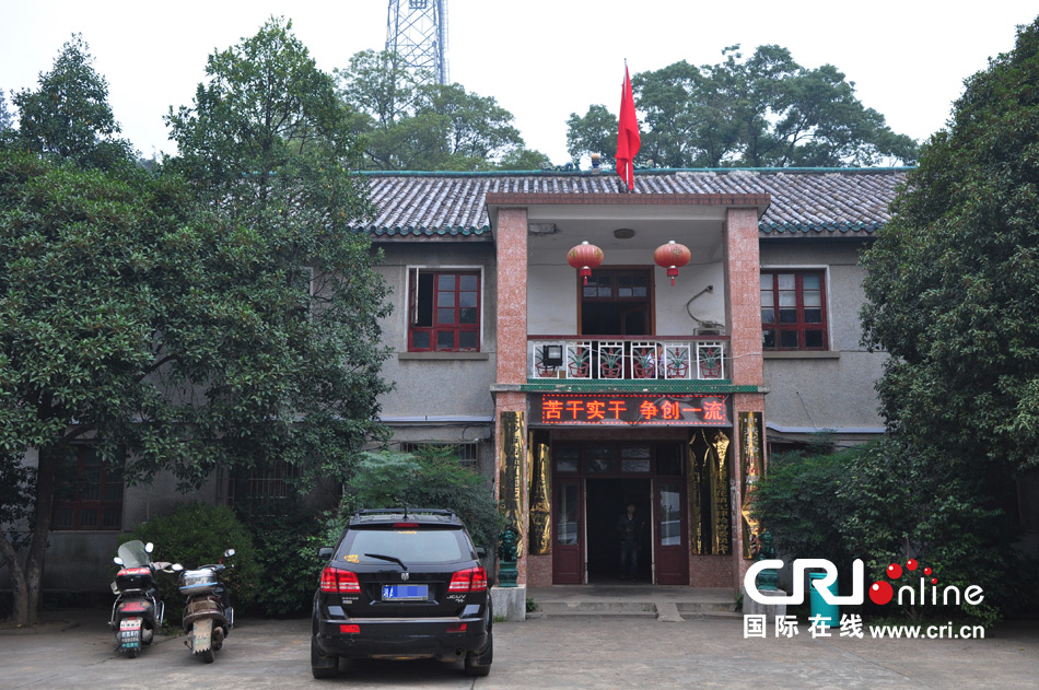 　2013年10月21日，這是蓮花鎮(zhèn)人民政府的辦公樓，和蓮花鎮(zhèn)云蓋村的辦公樓相比，寒酸不少。