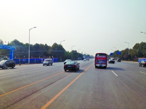 鄭開大道上隨處可見車輛駛?cè)腚p黃線超車,很危險。