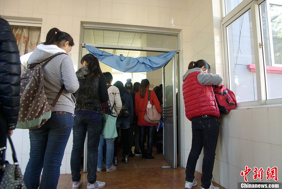 　10月26日上午10點多，北京香山路賞紅客摩肩接踵