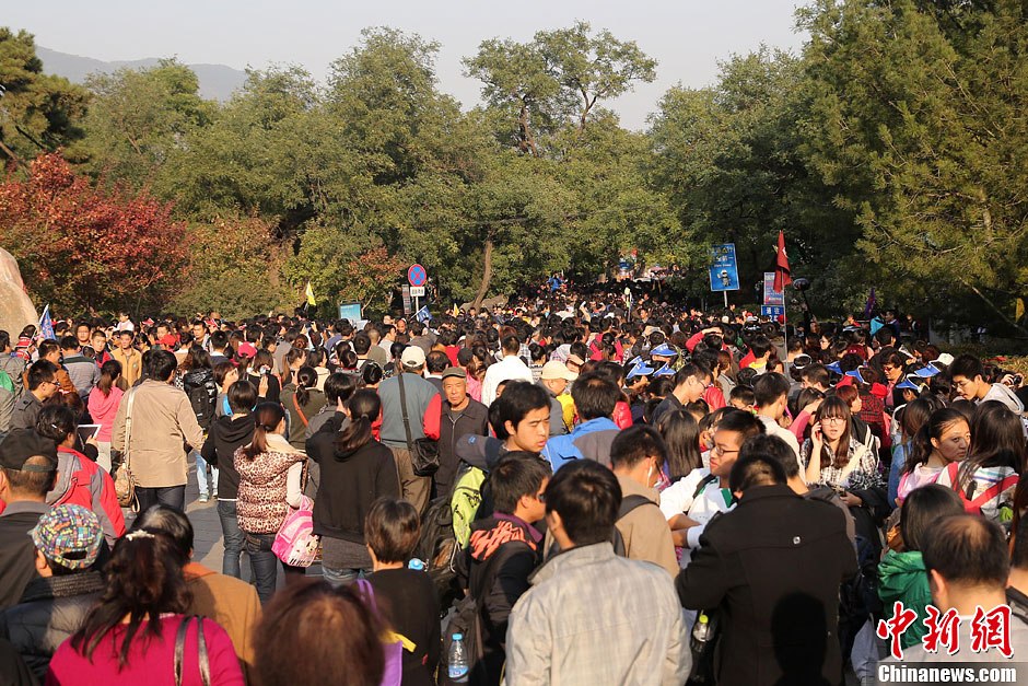 　10月26日，北京香山公園內(nèi)游客摩肩接踵。