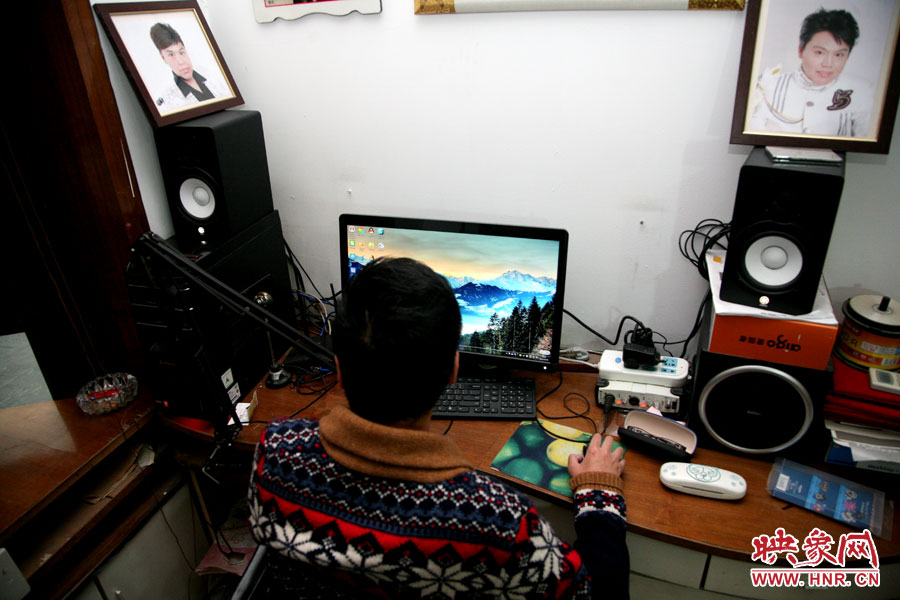 這張小小的工作臺(tái)就是海龍的一片小天地，他可以在這里練歌，也可在這里回味他的過(guò)去