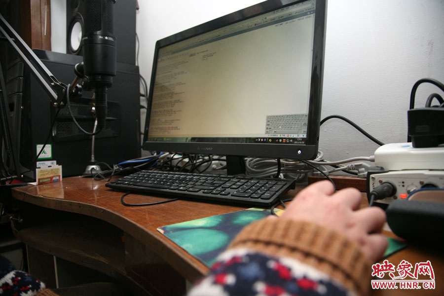 由于海龍只剩下兩根手指可以做動(dòng)作，聰明的他調(diào)出軟鍵盤(pán)來(lái)打字搜索