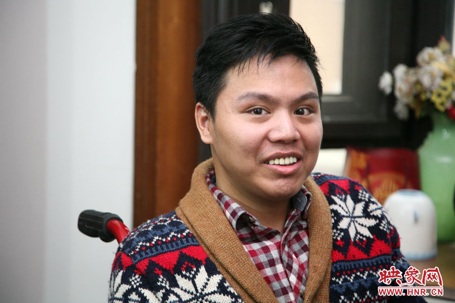 練完歌后，海龍害羞的朝著記者笑了下，說(shuō)自己發(fā)揮的不好。