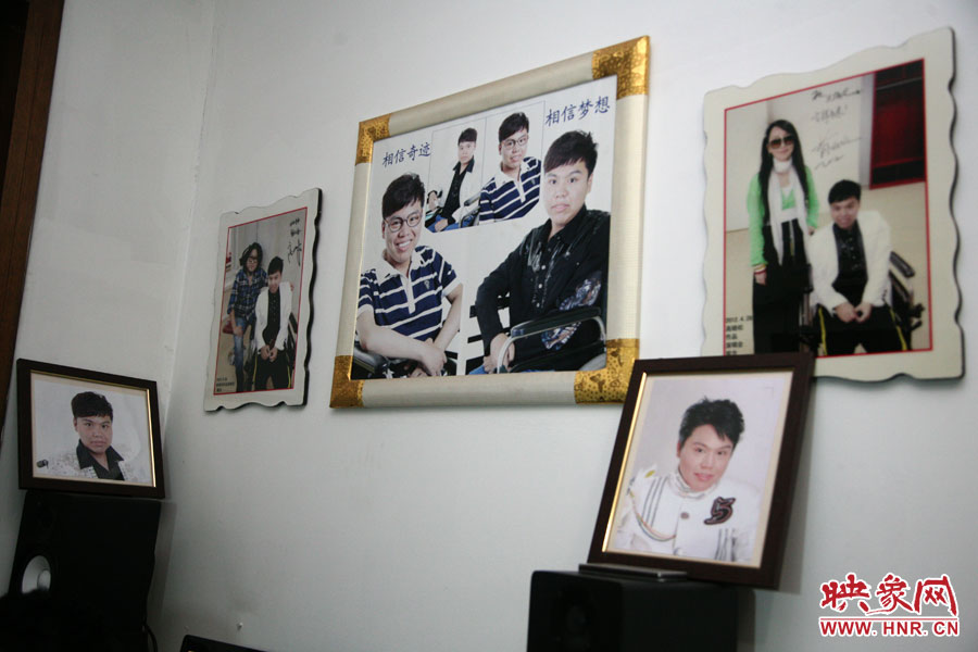 海龍的房間內(nèi)掛滿了這些年他走過(guò)的路程。