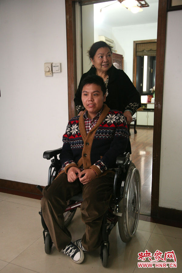 練完歌后，姥姥將海龍推了出來(lái)，因?yàn)樾袆?dòng)不便，海龍很少出門(mén)，他的活動(dòng)地方一般就是書(shū)房與客廳。