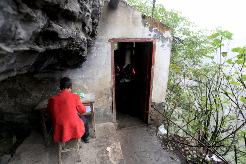 左邊是絕壁，右邊是懸崖，這樣一個讓人“倒吸涼氣”的地方，卻是袁老師的“辦公室”。