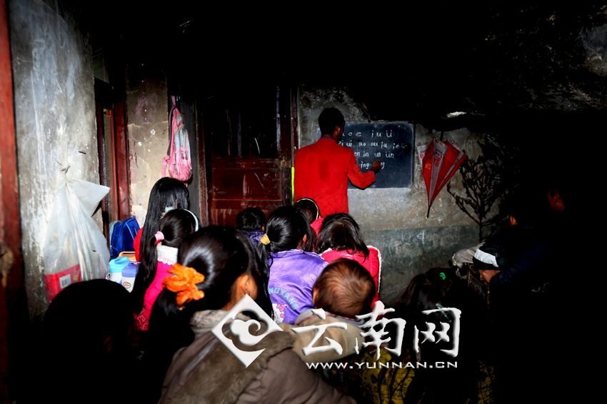 由于受到當?shù)厝似缫?，大鍋圈的孩子們沒有外出求學的機會，只能在這樣的簡易房里學習