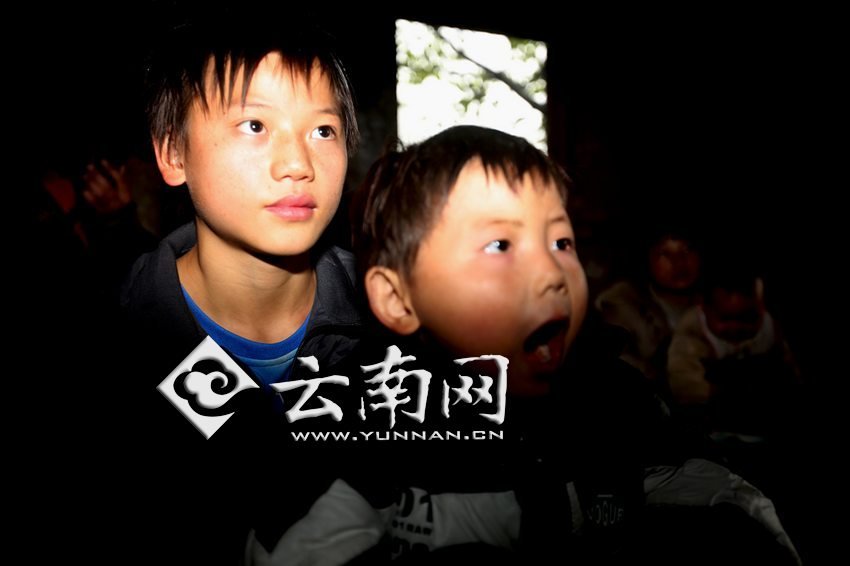 孩子認真地跟著袁老師讀拼音。徐弘毅 攝