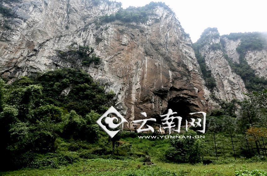 大鍋圈小學就建在這樣一個懸崖絕壁邊上。