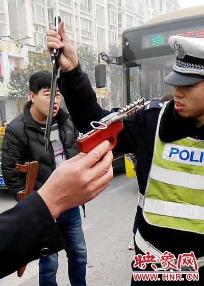 據(jù)當事交警描述，男子自知車上有刀，在車輛被逼停后，車上的另一名男子試圖將刀具交給到達現(xiàn)場的同伴。