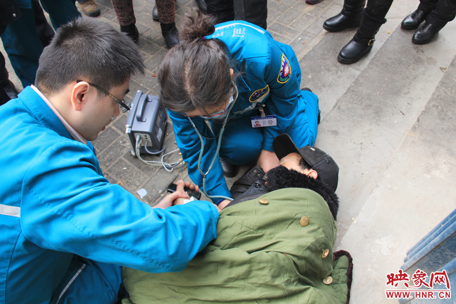 醫(yī)生在詢(xún)問(wèn)男子有關(guān)情況