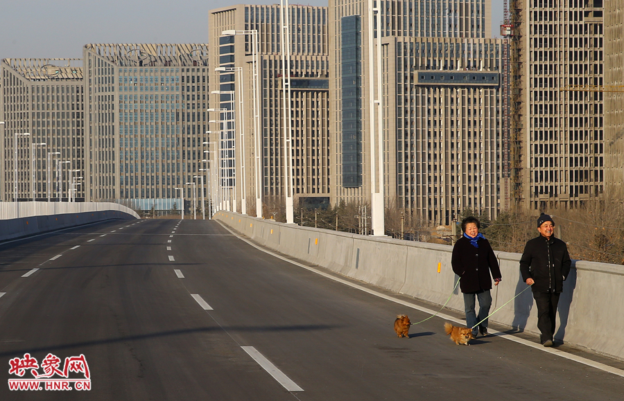 兩位市民在三環(huán)快速路未通車(chē)前步行體驗(yàn)
