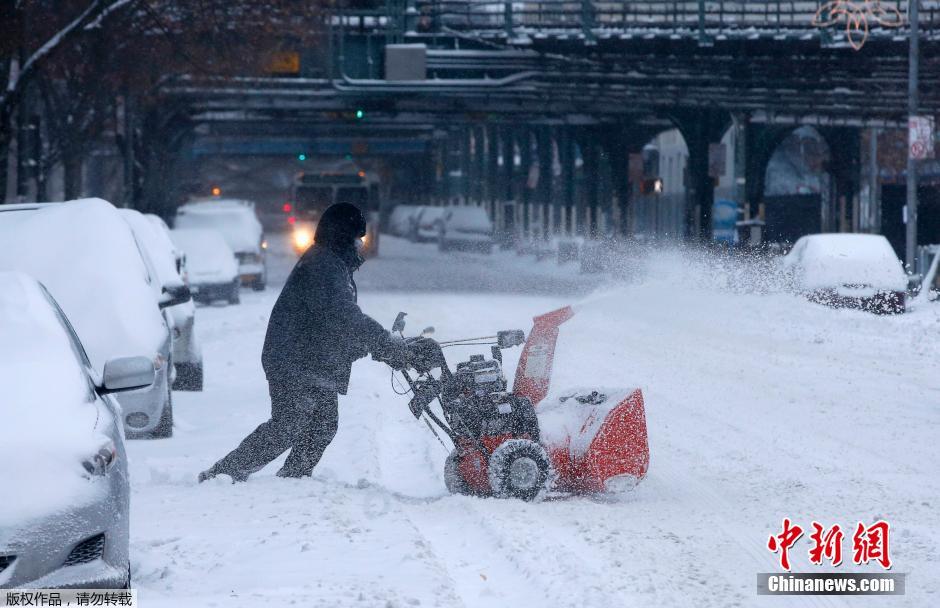 美國中東部遭暴風雪肆虐 街頭房屋變“冰屋”