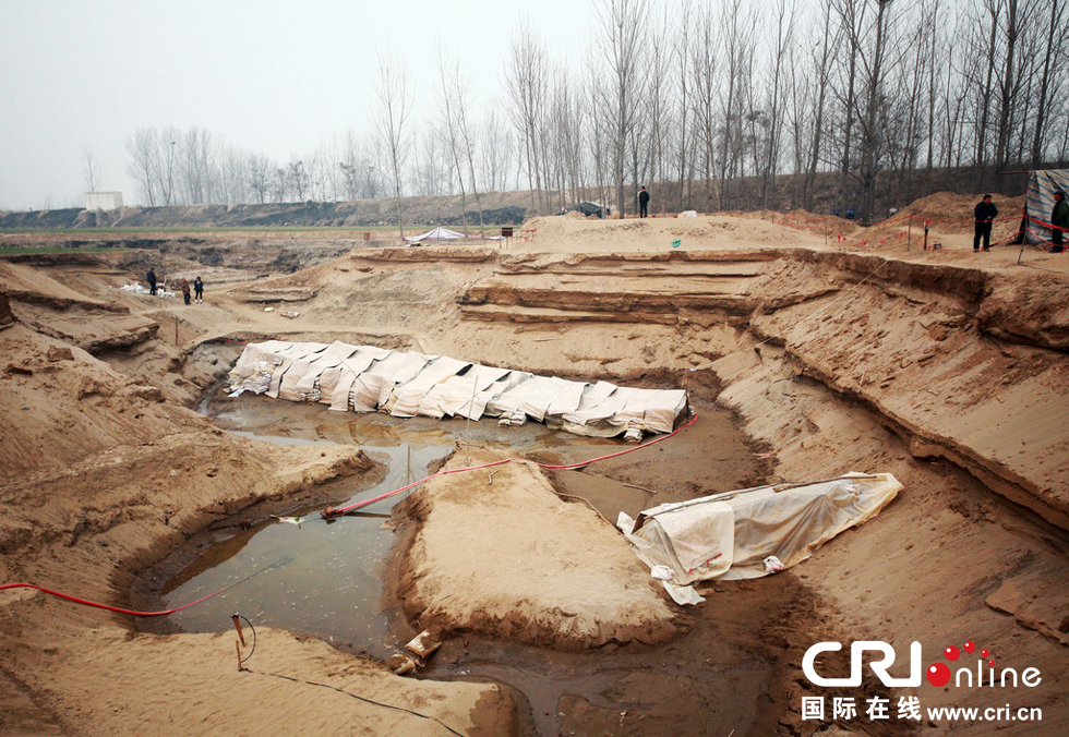 2014年1月6日，河南洛陽古沉船發(fā)掘現(xiàn)場，兩艘古沉船，一艘已經(jīng)挖掘出土，另一艘還有一半埋在沙丘里。