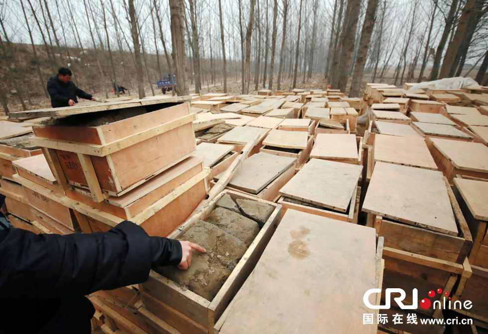 2014年1月6日，河南洛陽古沉船發(fā)掘現(xiàn)場，古船周圍和船上清理出來的青膏泥已被打包入箱。