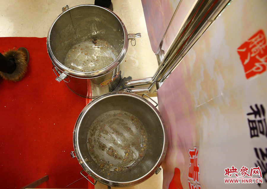 由于人多，兩大桶粥二十分鐘內(nèi)已經(jīng)見底。