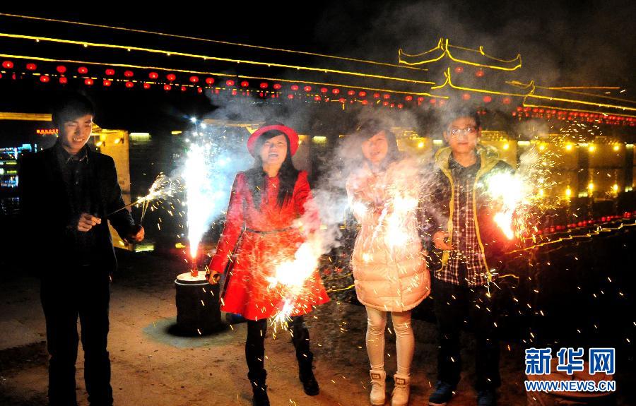 1月30日，浙江金華武義市民在燃放煙花，喜迎馬年春節(jié)。