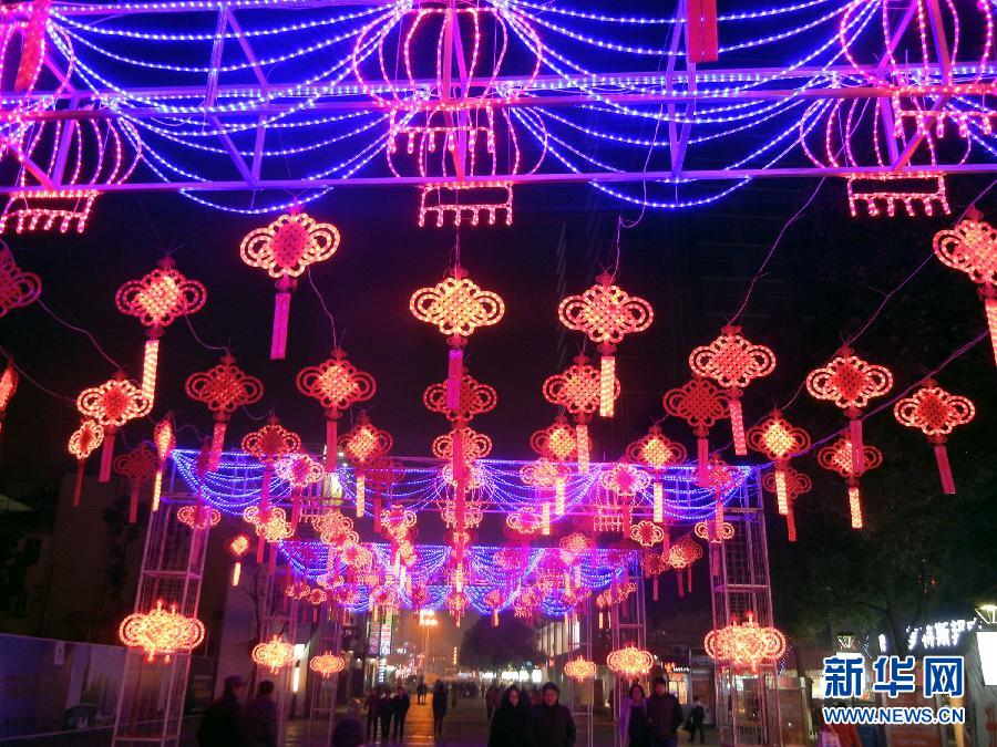 　1月30日，市民走在由中國結(jié)霓虹燈裝扮的蘇州街頭。