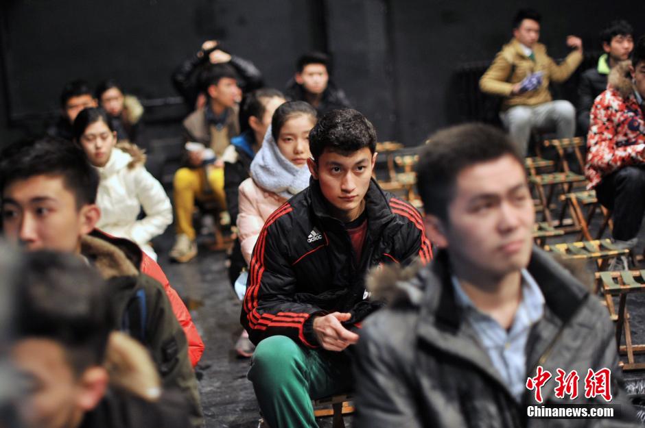 中央戲劇學(xué)院開(kāi)考 帥哥靚女冒雪趕考