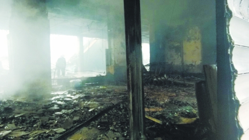 3.營(yíng)業(yè)大廳棚頂坍塌，貨物成灰。