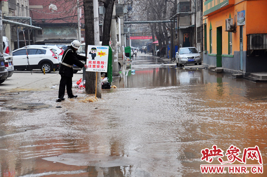 巡防隊(duì)員到了現(xiàn)場(chǎng)后，設(shè)置了警示牌，并勸阻小朋友進(jìn)入水中