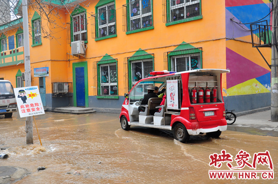 巡防隊(duì)員將巡消車開到對(duì)面，將上學(xué)的小朋友一個(gè)一個(gè)接上車，送出家屬院