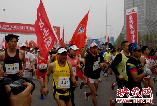 目前在鄭開大道上，一場角逐正在展開。