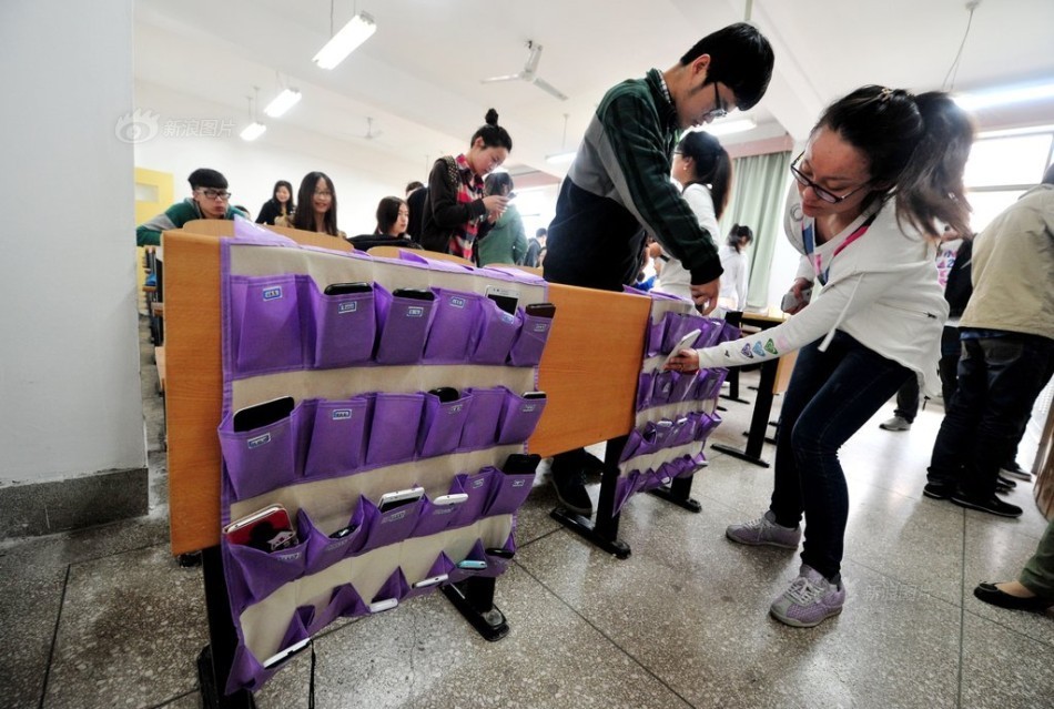 河南洛陽一大學(xué)學(xué)生課前自覺上交手機
