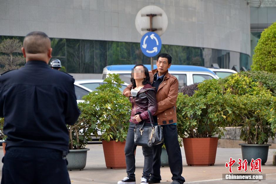 圖為劫持者與警方談判中。