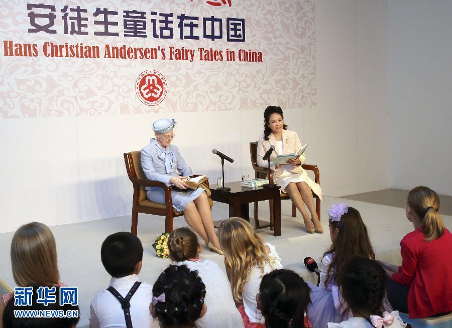 這是彭麗媛和瑪格麗特二世來到兩國孩子們當中，為孩子們朗讀安徒生童話《丑小鴨》選段。