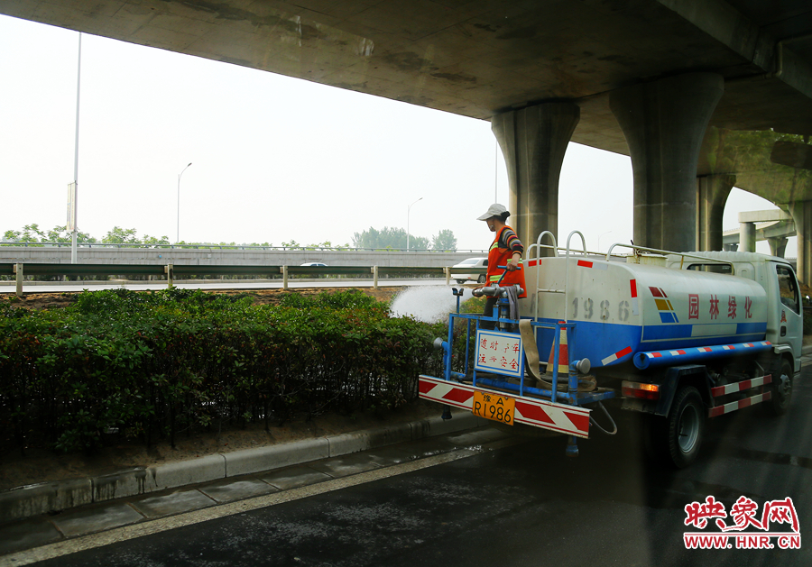 環(huán)衛(wèi)工人對(duì)綠化帶進(jìn)行養(yǎng)護(hù) 環(huán)衛(wèi)工人對(duì)綠化帶進(jìn)行養(yǎng)護(hù)