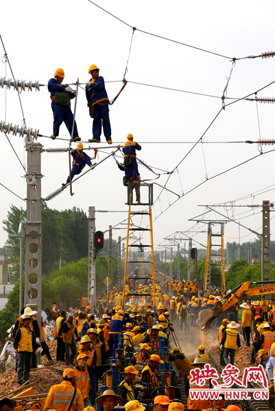 時(shí)間緊工程量大，工人們都加緊施工