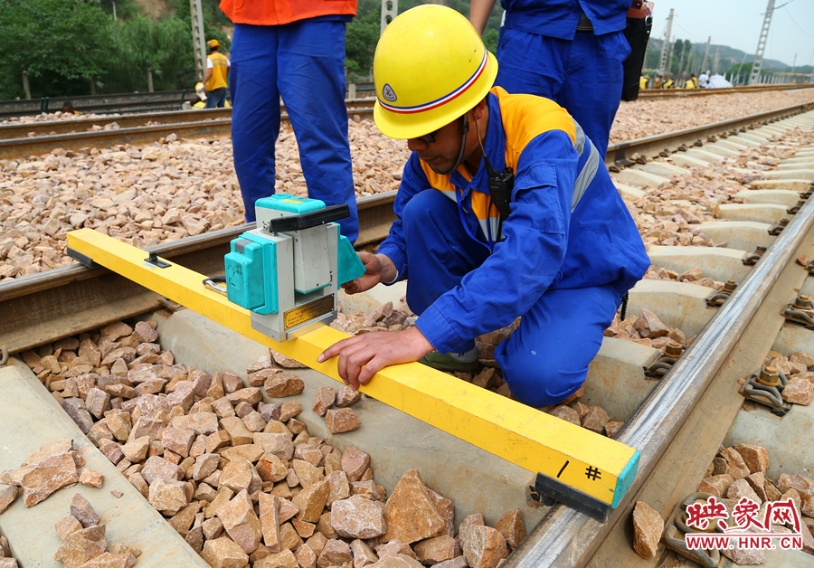 用激光接觸網(wǎng)檢測儀檢查每一個(gè)細(xì)節(jié)