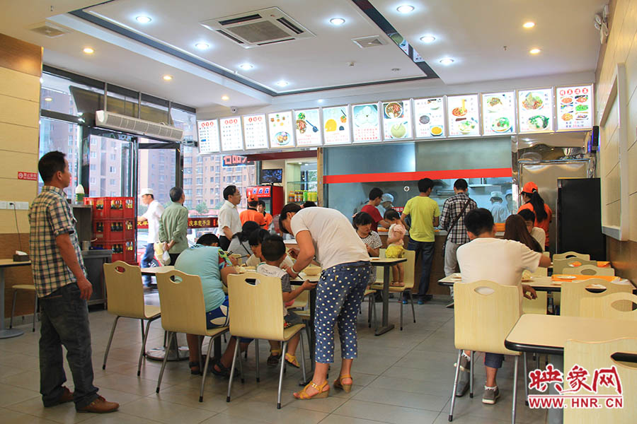 慶豐包子的金字招牌真不是蓋的,雖然店面還沒有正式營業(yè),已有許多食客慕名來吃包子。