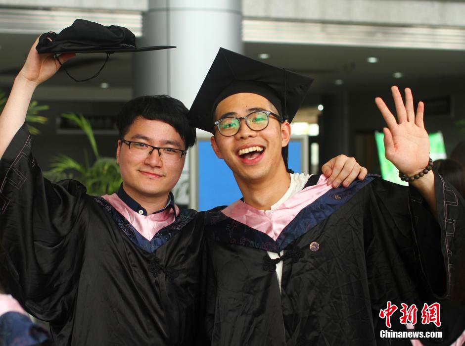 6月6日，浙江理工大學(xué)的畢業(yè)生們?cè)谛@中以賣(mài)萌、搞怪等獨(dú)具青春特色的方式告別大學(xué)生涯。中新社發(fā) 李晨