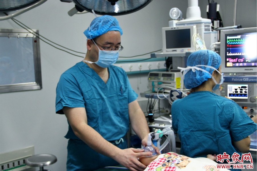 上午8點10分，小龍接受全身麻醉。