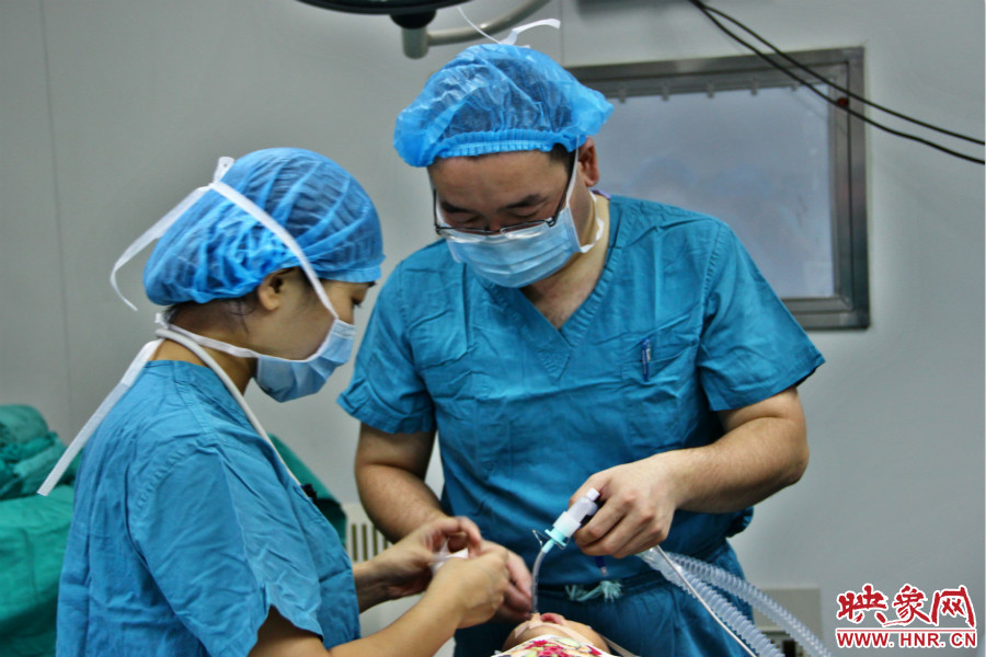 醫(yī)生正在對小龍進行麻醉后的觀察。