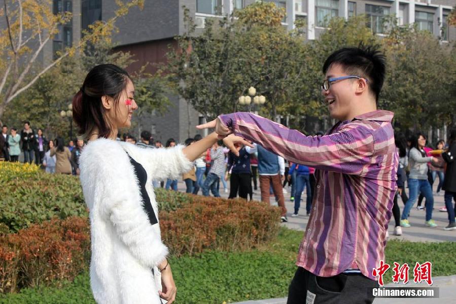 11月11日，河南財(cái)經(jīng)政法大學(xué)校園內(nèi)，300名在校大學(xué)生在上演了一出“光棍”也瘋狂的“快閃”大戲。